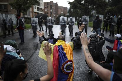 Manifestantes protestan contra la violencia de la policÍa, durante el estallido social, en Bogotá, en mayo de 2021.