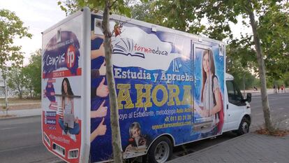 Una furgoneta anuncia cursos privados de FP en Leganés.