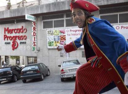 Un figurante promociona las compras del mercado del Progreso de Vigo, ayer.