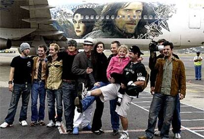 El equipo de actores de <i>El regreso del rey,</i> en el aeropuerto Wellington, de Nueva Zelanda.