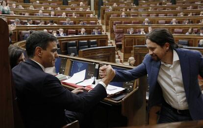 Pablo Iglesias (izquierda) saluda a Pedro Sánchez, en el pleno del Congreso.