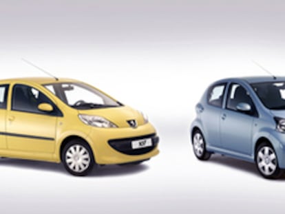 Un Peugeot 107, un Toyota Aygo y un Citröen C1, los tres modelos fabricados bajo un acuerdo de colaboración entre PSA y el grupo japonés.