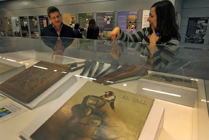 Visitantes a la exposición sobre los 35 años del grupo Al Tall, ayer en la Universidad Politécnica de Valencia.