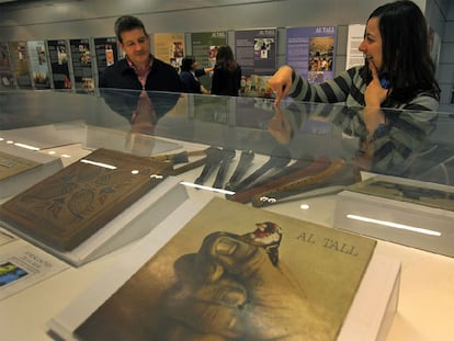 Visitantes a la exposición sobre los 35 años del grupo Al Tall, ayer en la Universidad Politécnica de Valencia.