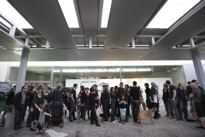 Concentración ayer a las puertas del Muvim en contra de la gestión de la Diputación de Valencia.