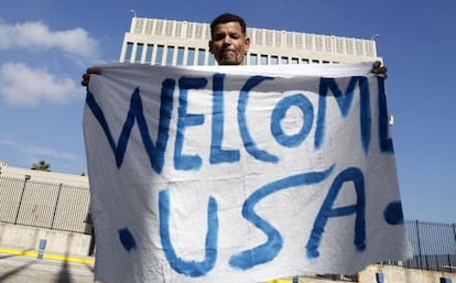 Un cubano celebra la reapertura de la embajada de EE UU en La Habana 