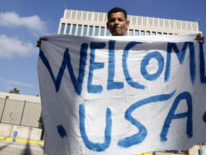 Cubano comemora a reabertura da embaixada dos EUA em Havana.