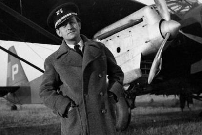 André Malraux con uniforme de teniente coronel de la aviación republicana durante la Guerra Civil.