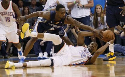 Durant, de los Thunder, intenta pasar el balón ante Allen, de los Grizzlies.