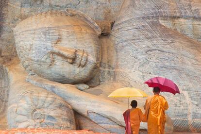 El buda reclinado de Gal Vihara, en Polonnaruwa, en la ruta de las ciudades antiguas al norte de Sri Lanka.