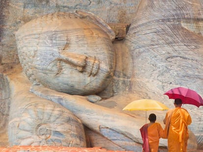 El buda reclinado de Gal Vihara, en Polonnaruwa, en la ruta de las ciudades antiguas al norte de Sri Lanka.