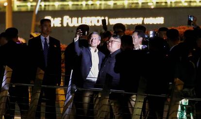 El líder norcoreano, Kim Jong-un, y el ministro de Exteriores de Singapur, Vivian Balakrishnan, posan para un selfi en Singapur este lunes.