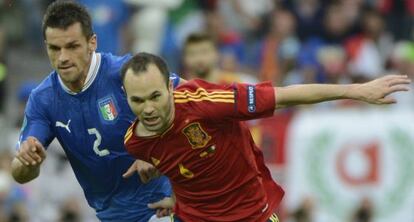 Iniesta controla el balón en el partido contra Italia de la fase de grupos.