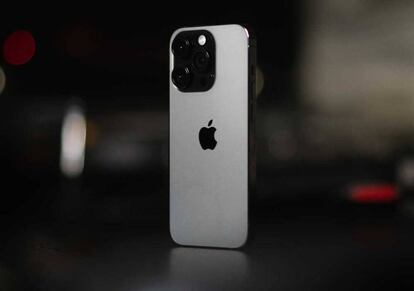 iPhone 14 trasera en un mesa