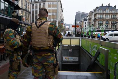 Soldados vigilan la entrada de la estación de metro de Bourse en el centro de la capital belga, el 24 de noviembre de 2015.