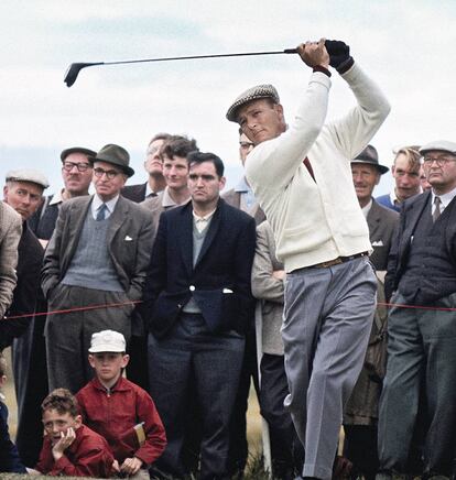 Arnold Palmer, con su elegante ‘swing’ en 1962, año en que ganó el Masters de Augusta y el Open Championship, actual Open Británico.