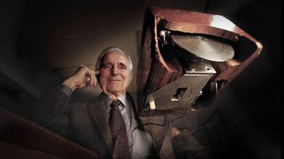 Doug Engelbart, con su prototipo de ratón informático en 2004.