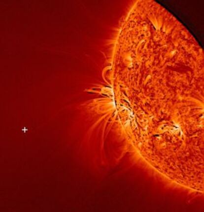 Imagen del Sol tomada por el telescopio SDO: la cruz blanca indica el punto donde tendría que haber aparecido el Ison si hubiera sobrevivido a su cita con la estrella.