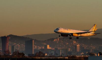 Un avi&oacute;n de Vueling aterriza en el aeropuerto barcelon&eacute;s de El Prat. 