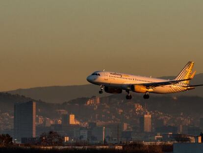 Un avi&oacute;n de Vueling aterriza en el aeropuerto barcelon&eacute;s de El Prat. 