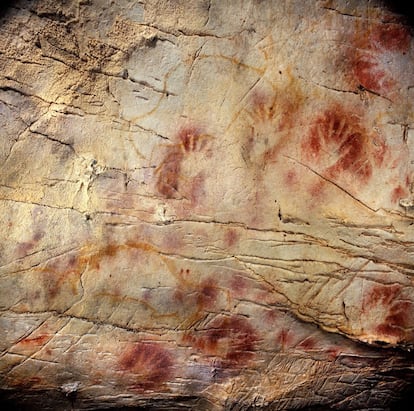 Algunas siluetas de manos, realizadas soplando pigmento alrededor, de la cueva de El Castillo (Cantabria).