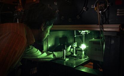 José Mª Fernández, químico, investigador, alineando un láser de Argón ionizado  utilizado como fuente de excitación de un espectrómetro Raman de alta sensibilidad dedicado al estudio de moléculas en fase gaseosa. Laboratorio de Fluidodinámica Molecular.  Instituto de Estructura de la Materia.