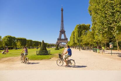 Ciclistas a los pies de la torre Eiffel, en París.