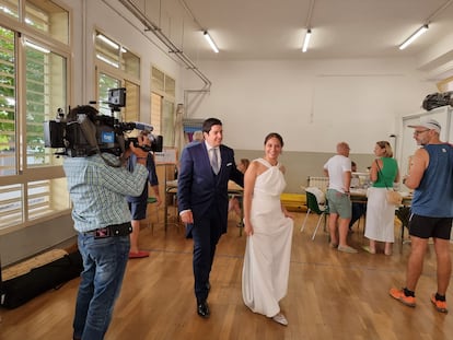 Para algunos votar es una cita ineludible. Pilar y Luis, una pareja que se casó ayer sábado, han acudido a depositar su voto vestidos de novios y acompañados de amigos e invitados tras pasar la noche celebrando el enlace, en el colegio electoral José Hurtado del céntrico barrio del Realejo de Granada.