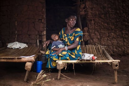 Una madre y su hijo enfermo de malaria, en Muma (República Democrática del Congo).