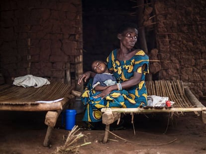 Una madre y su hijo enfermo de malaria, en Muma (República Democrática del Congo).