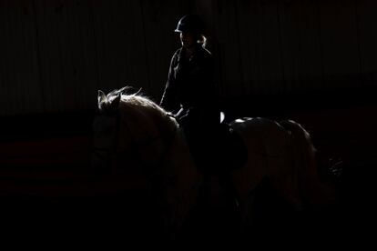 Una jinete monta su caballo durante un entrenamiento en la escuela de equitación Lipizzaners de Johannesburgo (Sudafrica), el 5 de julio de 2019.