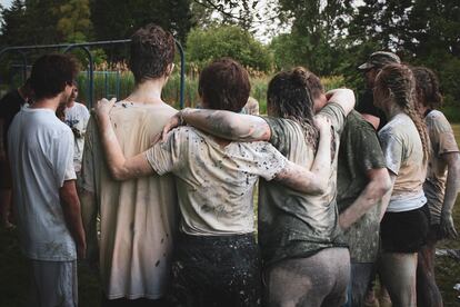 Un grupo de adolescentes jugando.