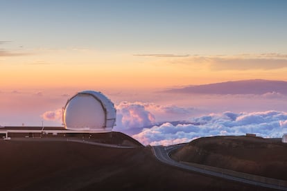 <p>El ascenso al volcán inactivo Mauna Kea (Hawái) es uno de los tramos de una de las competiciones más duras del mundo, el Ironman, que nació en 1978 en este archipiélago. Esta montaña, cuenta Droussent, es uno de los lugares más importantes de investigación astronómica del mundo y "recientemente se ha convertido en una de las mecas del ciclismo extremo". <strong>Para afrontarla, el autor recomienda "una bicicleta mixta, de tipo <em>gravel</em>", porque la ruta cuenta con pistas de tierra</strong>. </p>