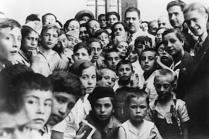 Niños y jóvenes exiliados fotografiados con el presidente Lázaro Cárdenas.