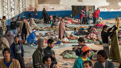 Prisioneros sin dinero para una celda, una cama o comida, "pasilleros", los principales afectados por la tuberculosis.