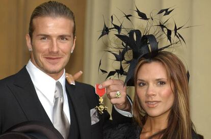 David y Victoria Beckham, en noviembre de 2003 cuando fue nombrado por Isabel II oficial de la Orden del Imperio Británico.