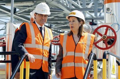 Artur Mas, y la ministra de Fomento Ana Pastor, ayer en en el Puerto de Barcelona.