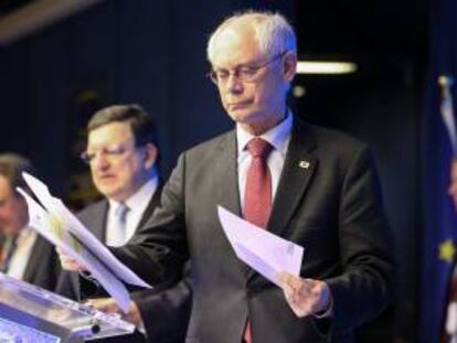 El presidente del Consejo Europeo, Herman Van Rompuy (d), ofrece un informe de prensa al final de la primera jornada de la cumbre de líderes de la UE, en Bruselas (Bélgica), ayer.