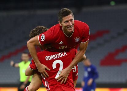 Odriozola felicita a Lewandowski tras darle la asistencia del 3-1