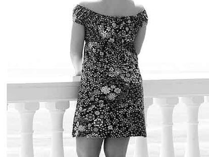 Una mujer contempla el mar