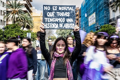 Una joven sostiene un cartel con el lema "No es normal que todas tengamos una historia de abuso" durante la protesta estudiantil en Valencia, este viernes.