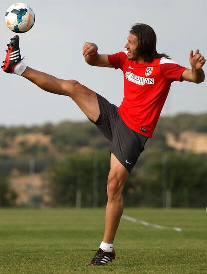 El central, en un entrenamiento con el Atlético. El argentino, libre tras finalizar su contrato con el Málaga, refuerza la zaga del Atlético. A sus 32 años, Demichelis ha disputado siete ediciones de la 'Champions', competición que jugará este curso con el club madrileño.