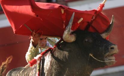 El torero Paco Ureña durante una faena en la feria de Azpeitia.