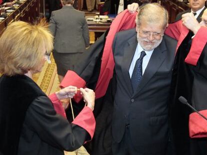 Juan Carlos Rodríguez Ibarra, rodeado por Fernández de la Vega y Lavilla, durante su toma de posesión en el Consejo de Estado.