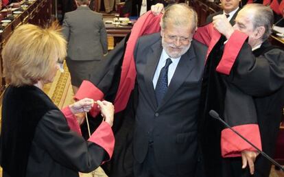 Juan Carlos Rodríguez Ibarra, rodeado por Fernández de la Vega y Lavilla, durante su toma de posesión en el Consejo de Estado.