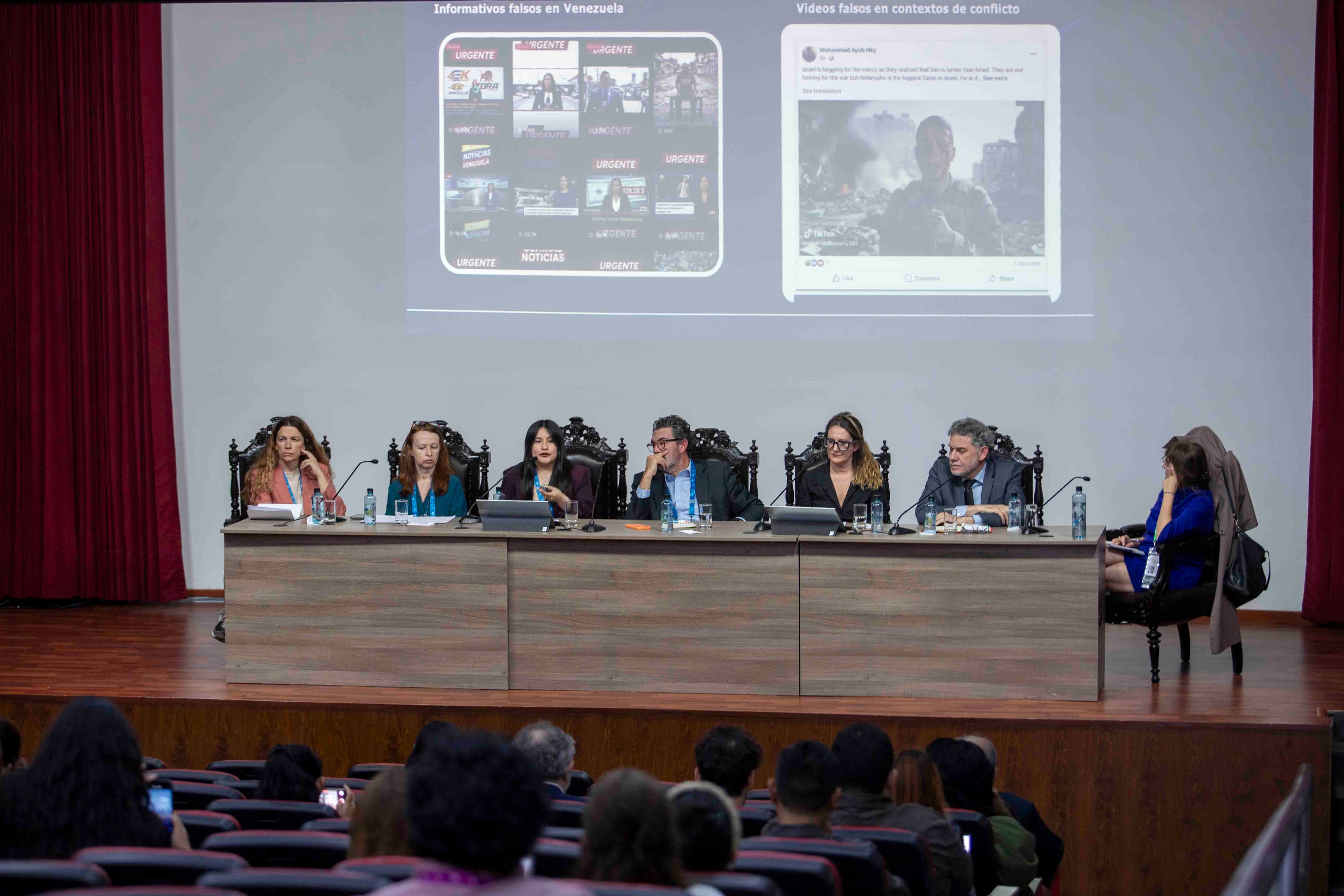 Olivia Piquero, Natalia Blanc, Angélica Rodríguez,  Julián Quirós, Ana Ormaechea, Ramón Salaverría Aliaga y Sonia Pérez Marco, en la mesa 'Periodismo digital e inteligencia artificial en los medios de comunicación. La desinformación a través de la inteligencia artificial' en Arequipa, Perú, este jueves.