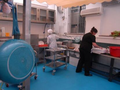Personal en la Cocina Económica de Ferrol.