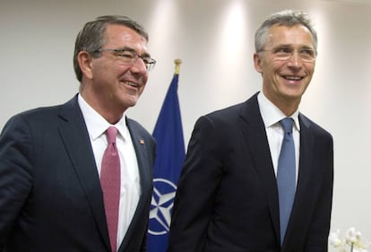 Carter, secretario de Defensa de EEUU, y Stoltenberg, de la OTAN, este martes.
