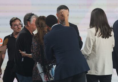 El líder de Vox, Santiago Abascal, charla con su equipo antes del debate mientras recibe los últimos retoques de maquillaje. 