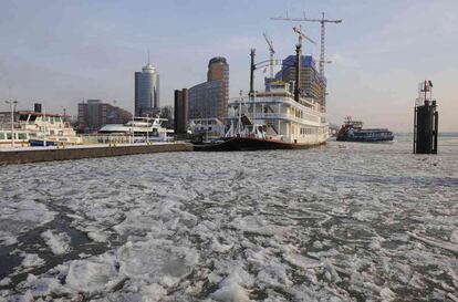 Los trozos de hielo flotan en la bahía de Hamburgo, en el norte de Alemania